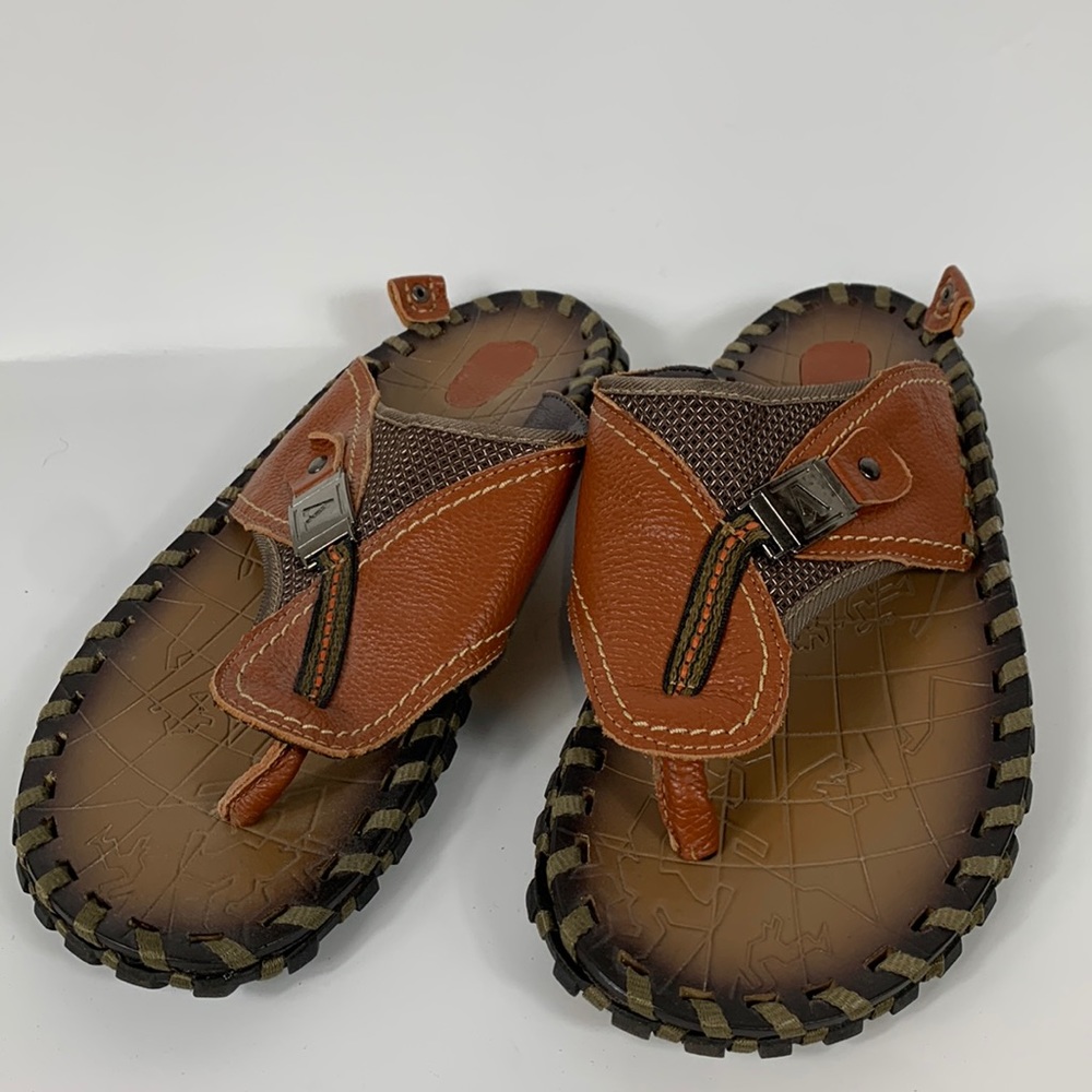 Mens leather sandals size 12.5. Has a rubber sole.
